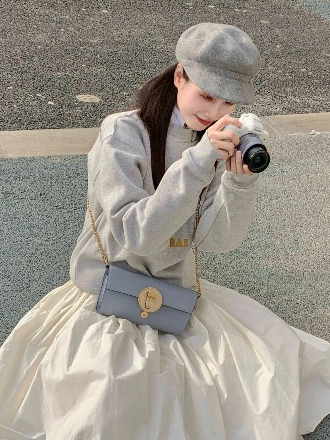 卫衣里面穿什么打底衫好看(冬天卫衣搭配什么显得年轻气质)(17)