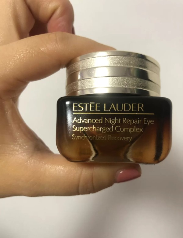 哪个牌子的眼霜去黑眼圈效果好(祛黑眼圈用什么眼霜)(1)