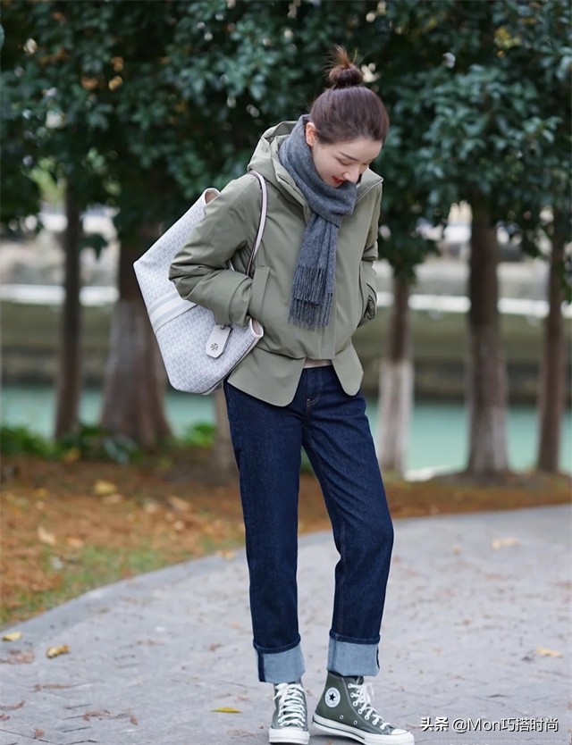 围巾搭配衣服颜色技巧(围巾配大衣的五种系法)(15)