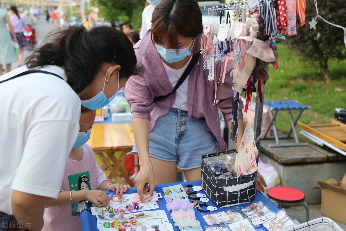 地摊货源热卖批发市场(新手摆摊生意怎么找货源)(1)