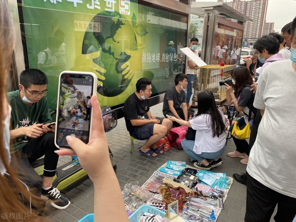 地摊货源热卖批发市场(新手摆摊生意怎么找货源)(9)