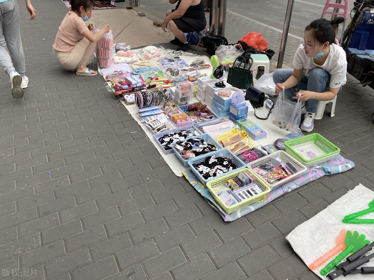 地摊货源热卖批发市场(新手摆摊生意怎么找货源)(10)