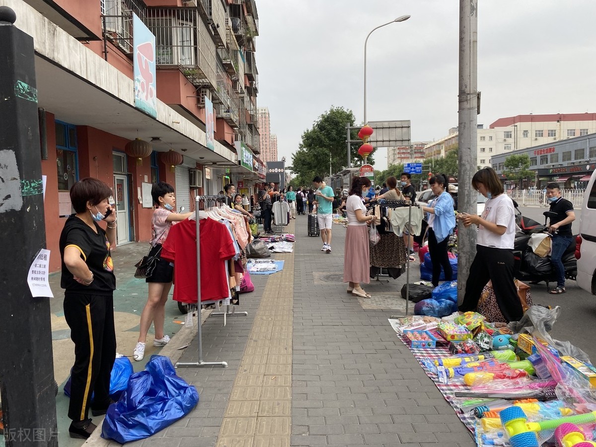 地摊货源热卖批发市场(新手摆摊生意怎么找货源)(12)