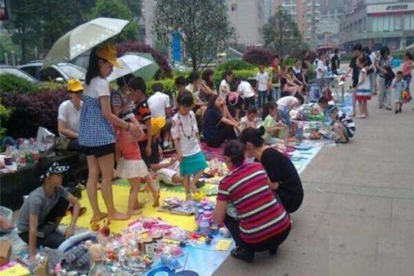 夜市地摊批发适合卖什么(摆地摊的货源从哪里批发)(1)