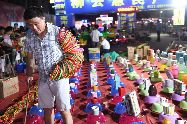 夜市玩具批发市场在哪里(夜市摆摊“套圈”到底有多赚钱)(2)