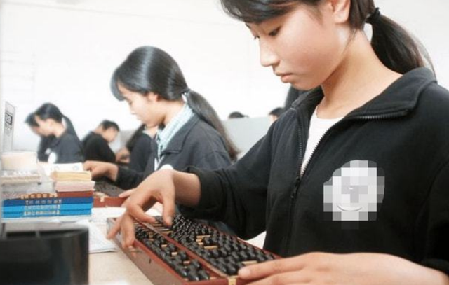 女生学什么专业就业前景好（未来十年女生很吃香的专业）(3)