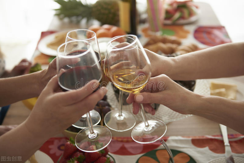 微信推销酒的广告词（酒的广告语简短霸气）(2)