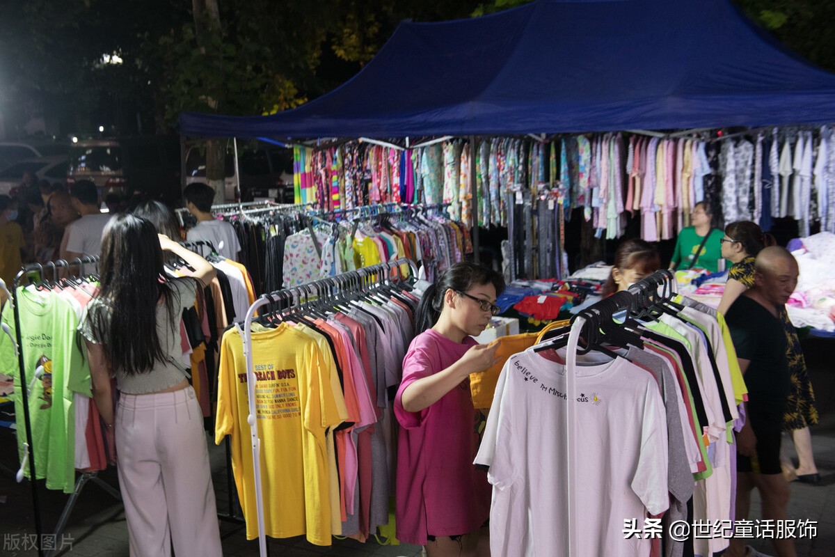 我想批发服装自己摆摊卖（新手摆地摊卖衣服的诀窍）(2)